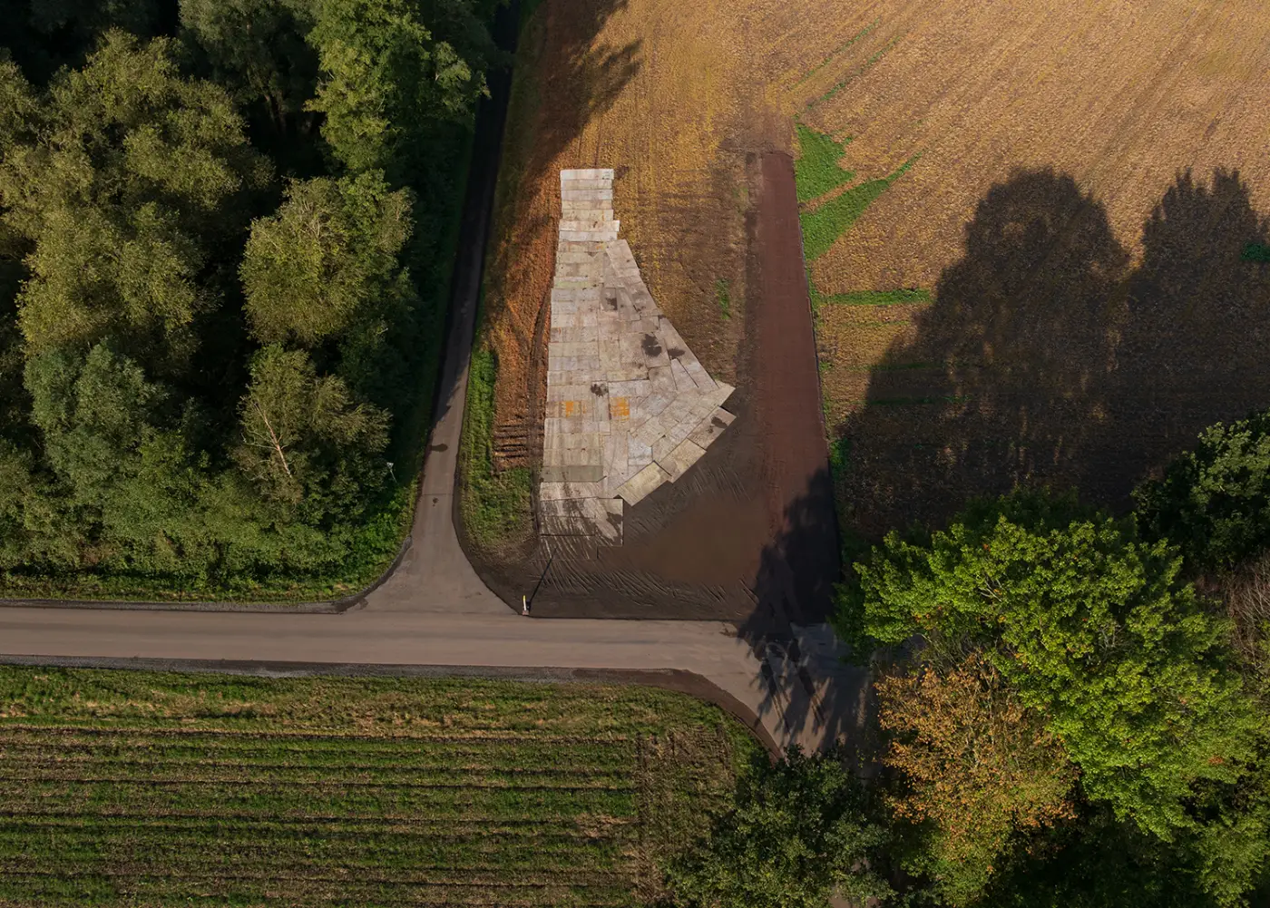 Luftaufnahme von verlegten Stahlplatten als Baustraße für Windenergie-Projekt