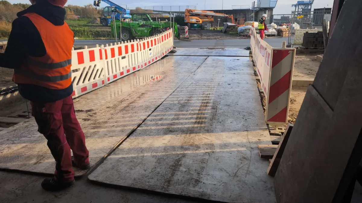 Überfahrplatten aus Stahl als Fahrweg auf Infrastruktur-Baustelle