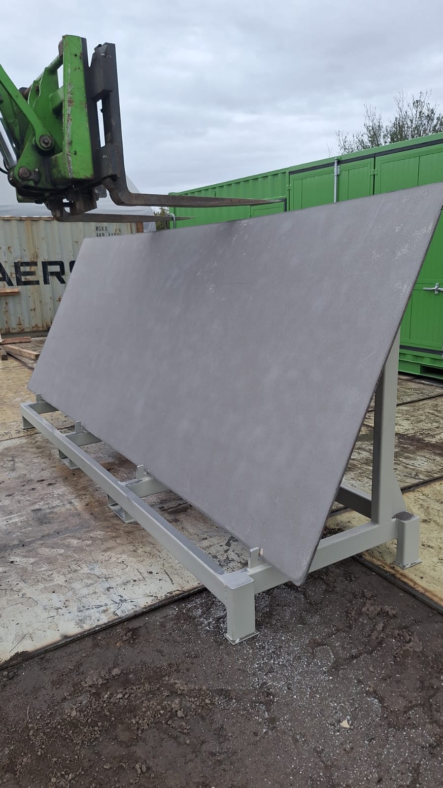 Aufrecht stehende Grobbleche und Stahlplatten im Lager